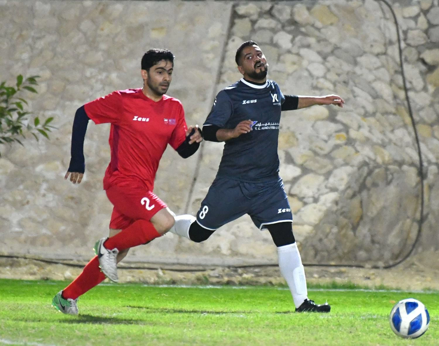 قمة مثيرة تنتهي بالتعادل بين يوسف المؤيد والكهرماء في دوري الشركات الكروي