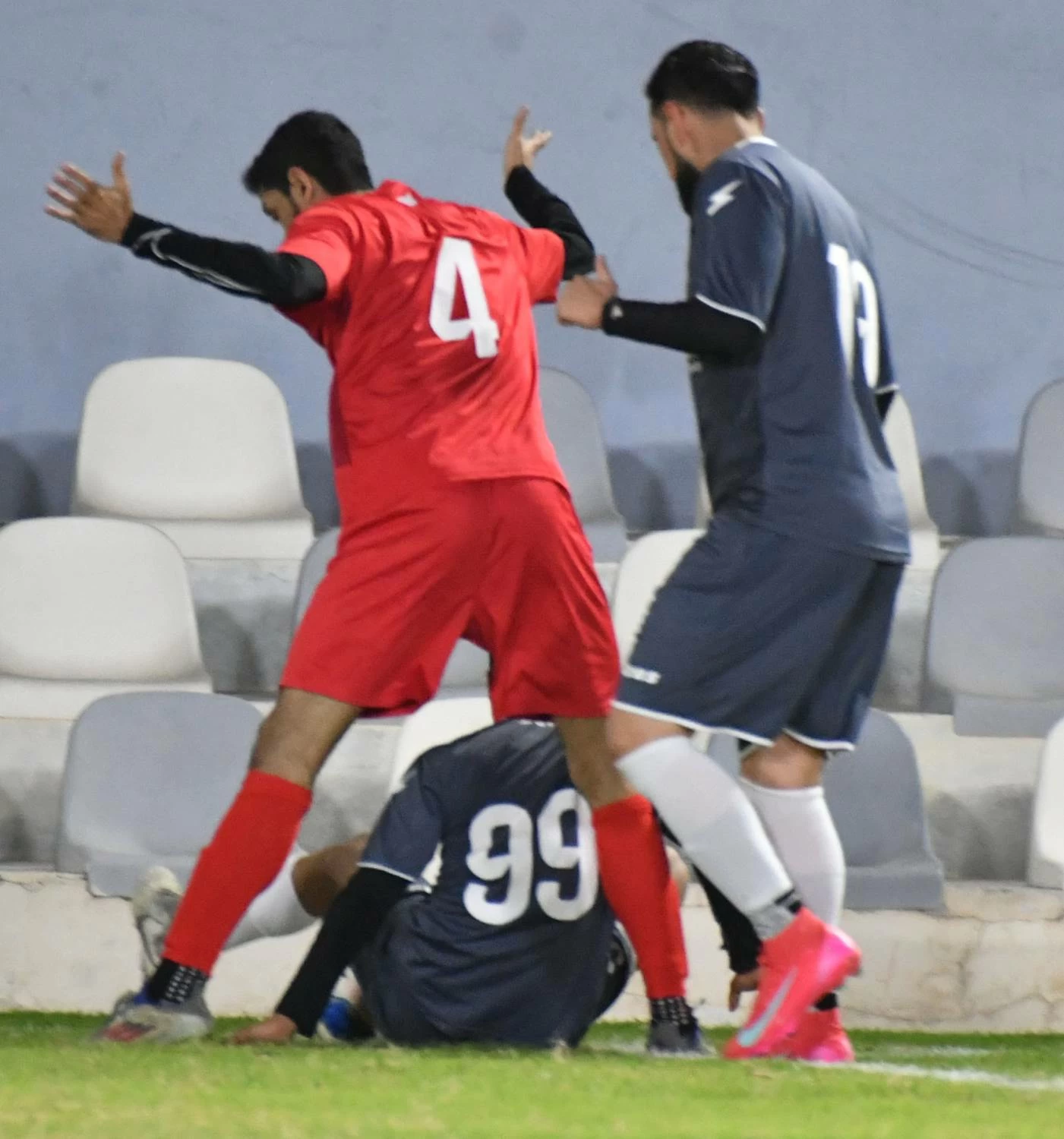 قمة مثيرة تنتهي بالتعادل بين يوسف المؤيد والكهرماء في دوري الشركات الكروي