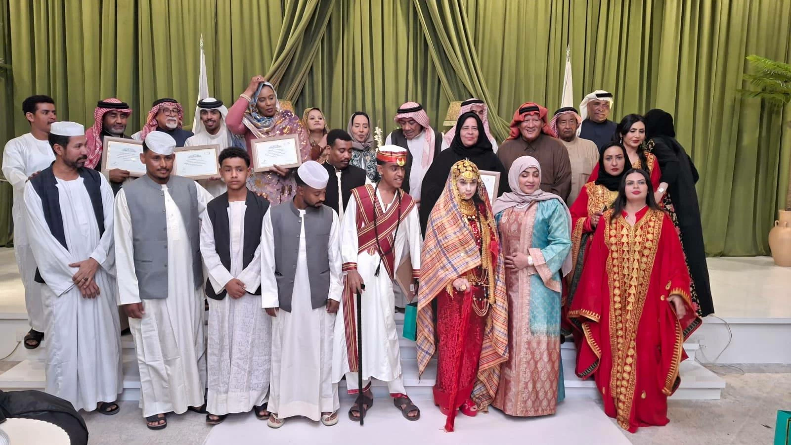 احتفالا بالأعياد الوطنية.. (فينا خير) تقدم استعراضا تراثيا عن الزواج في السودان بجمعية الحِكمة للمتقاعدين