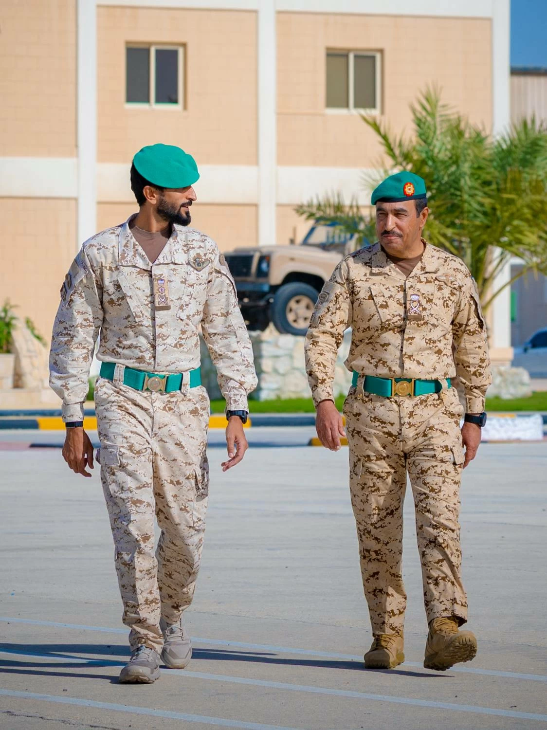 ناصر بن حمد يحضر طابور القائد للحرس الملكي