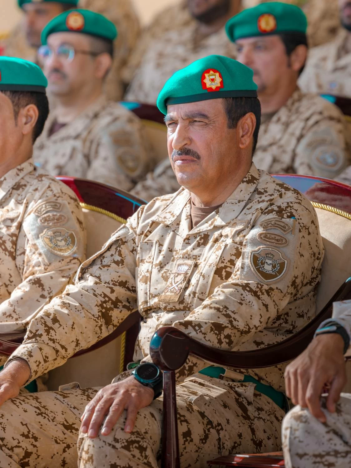 ناصر بن حمد يحضر طابور القائد للحرس الملكي