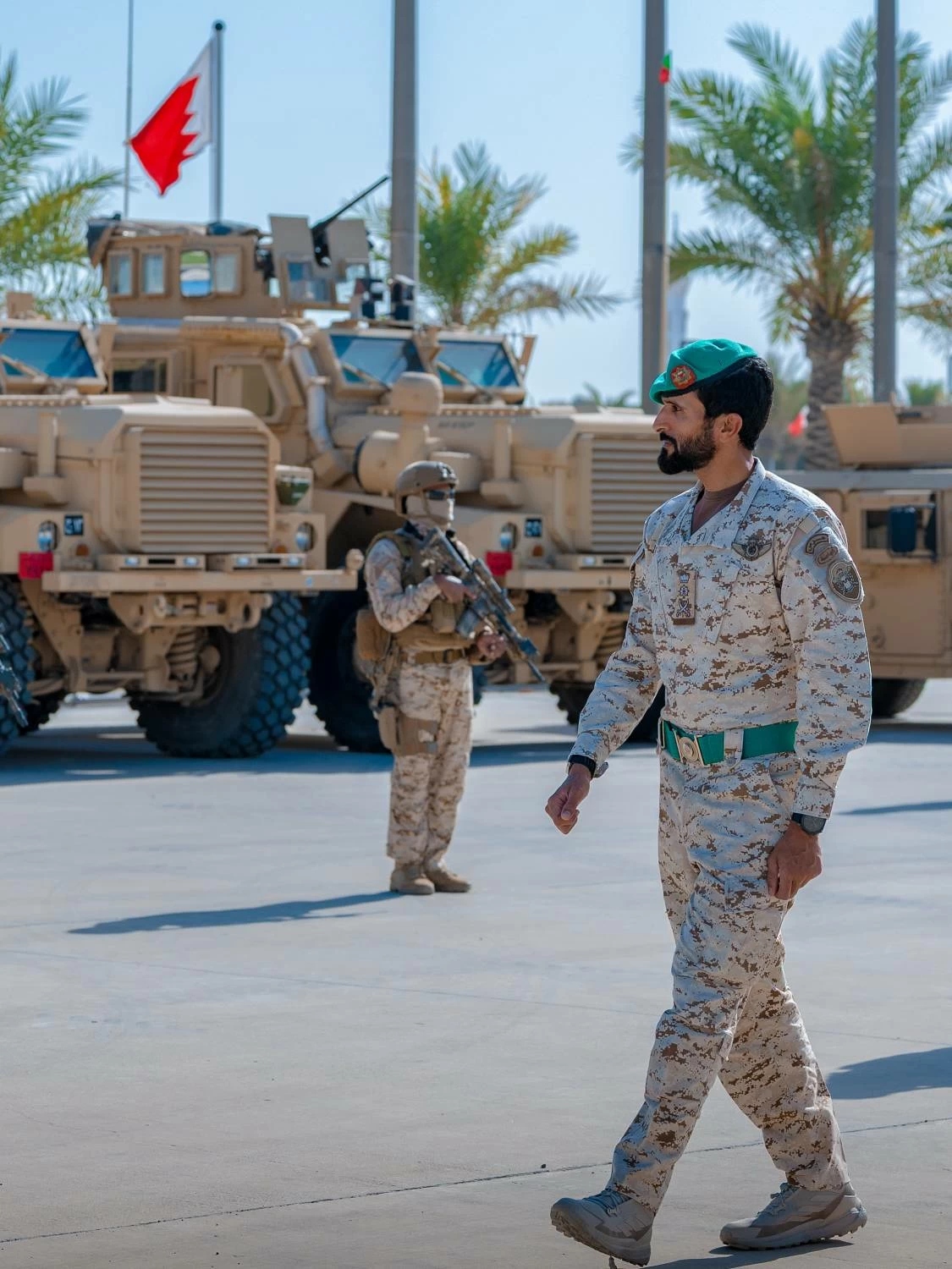 ناصر بن حمد يحضر طابور القائد للحرس الملكي