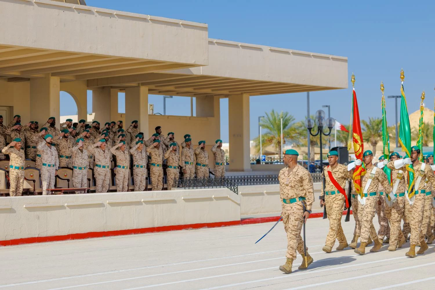 ناصر بن حمد يحضر طابور القائد للحرس الملكي