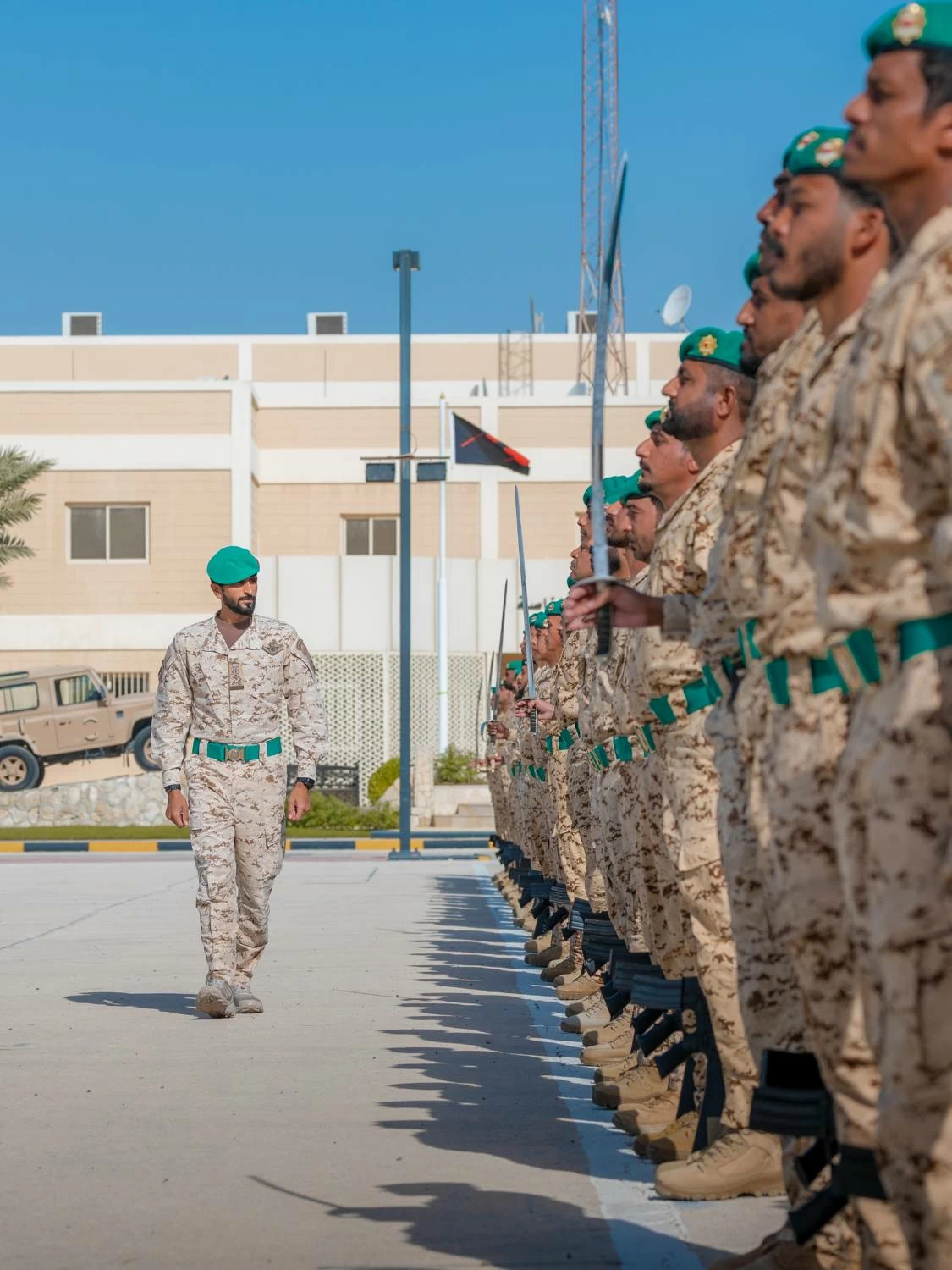 ناصر بن حمد يحضر طابور القائد للحرس الملكي