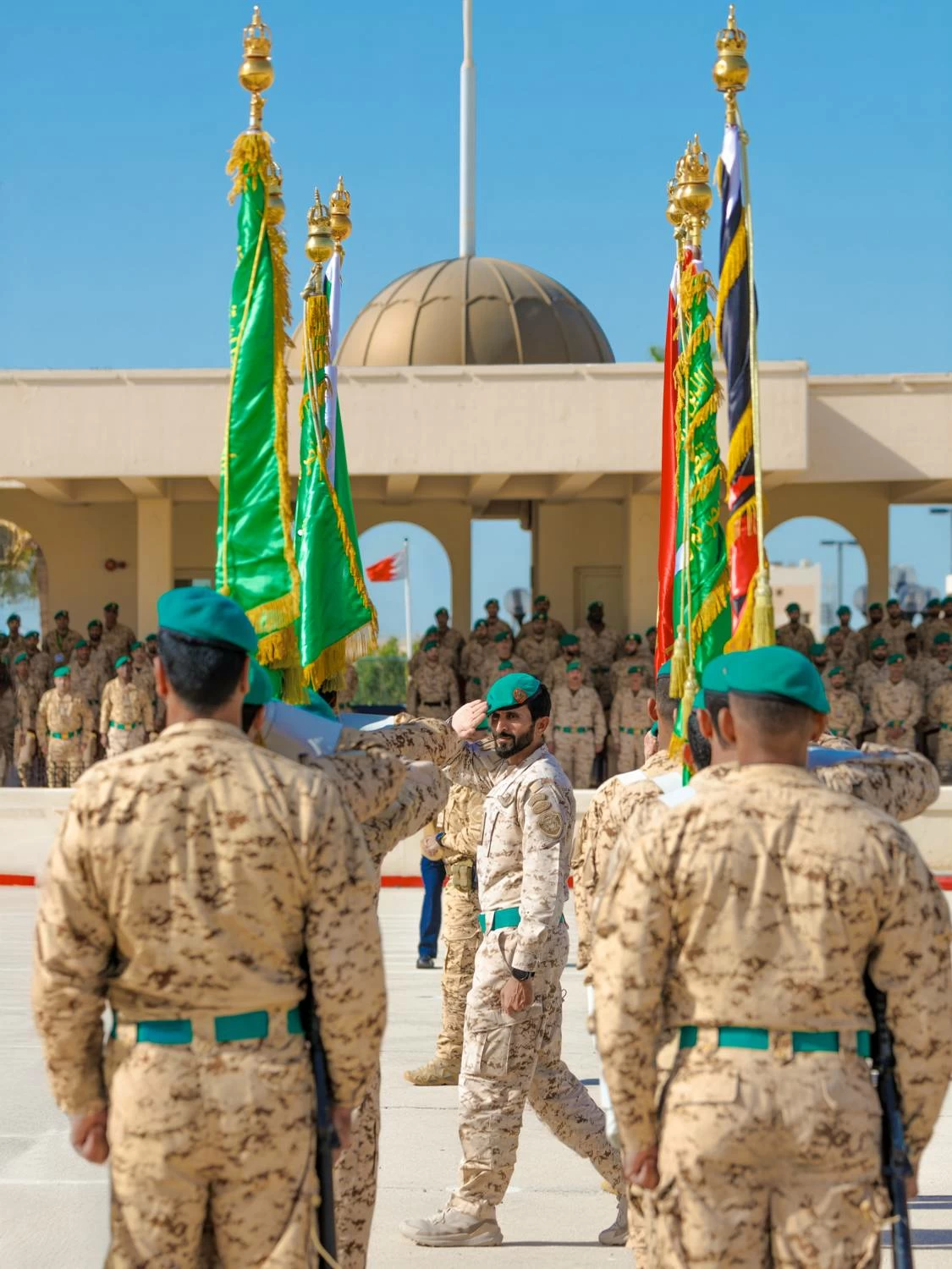 ناصر بن حمد يحضر طابور القائد للحرس الملكي