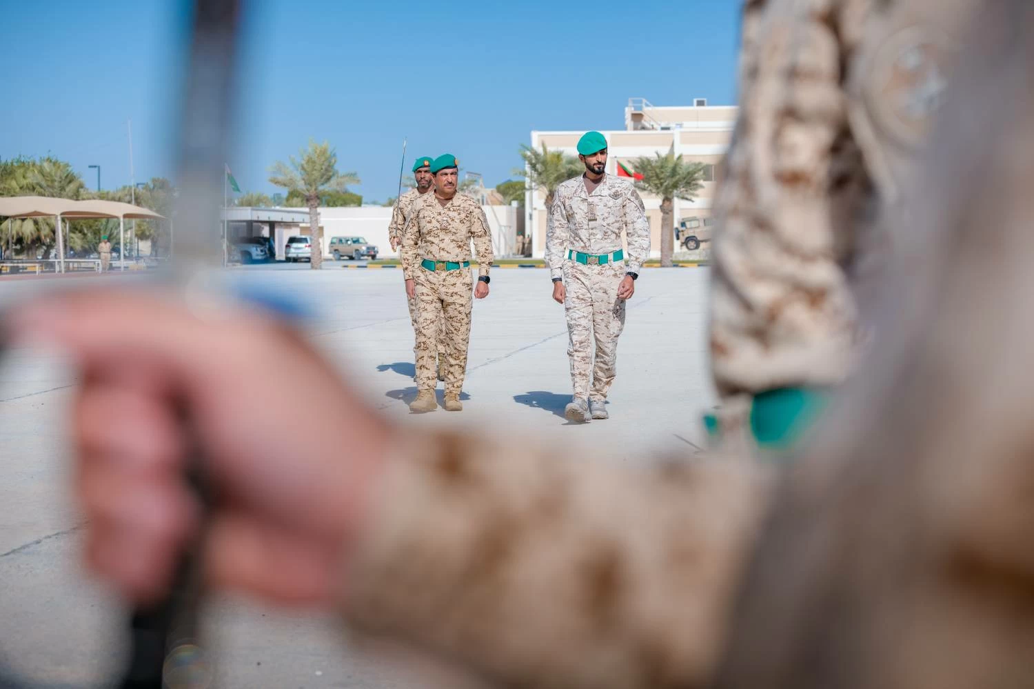 ناصر بن حمد يحضر طابور القائد للحرس الملكي