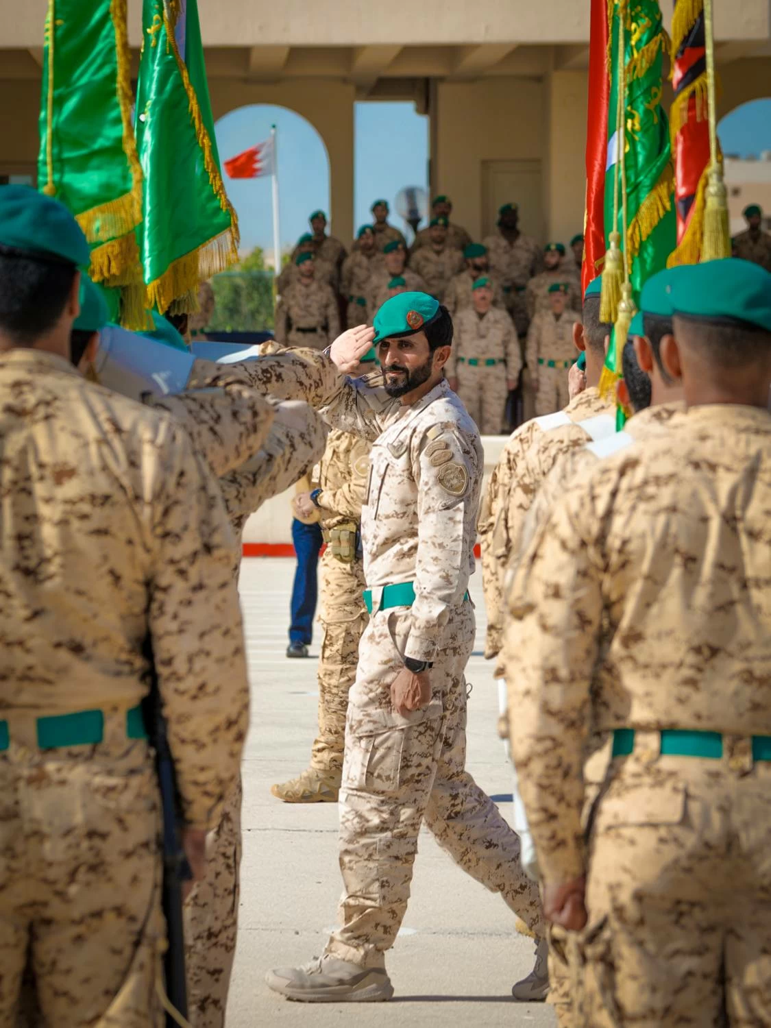 ناصر بن حمد يحضر طابور القائد للحرس الملكي