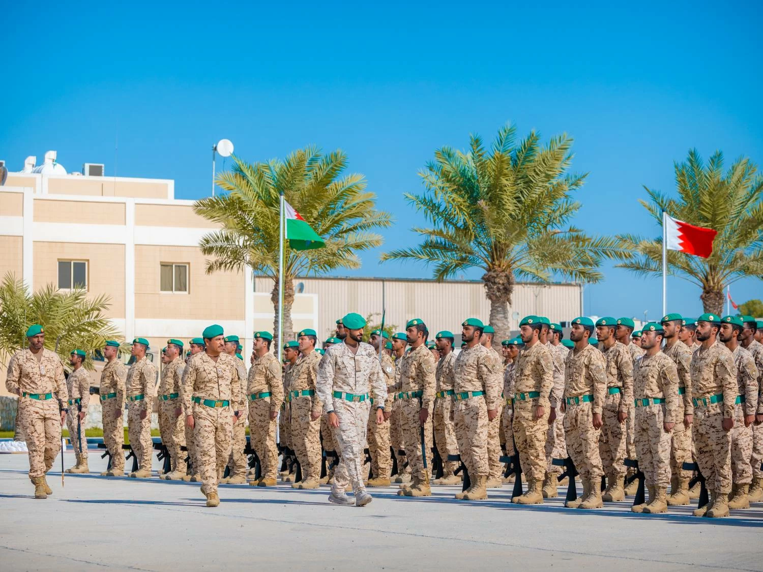 ناصر بن حمد يحضر طابور القائد للحرس الملكي