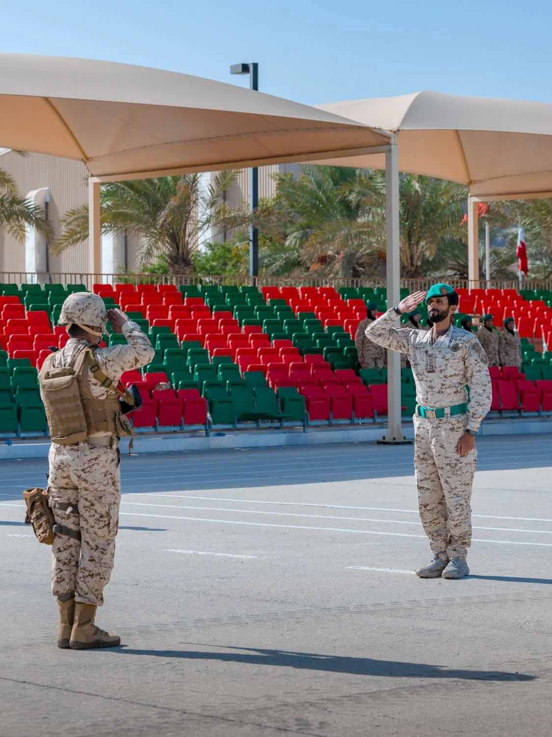 ناصر بن حمد يحضر طابور القائد للحرس الملكي