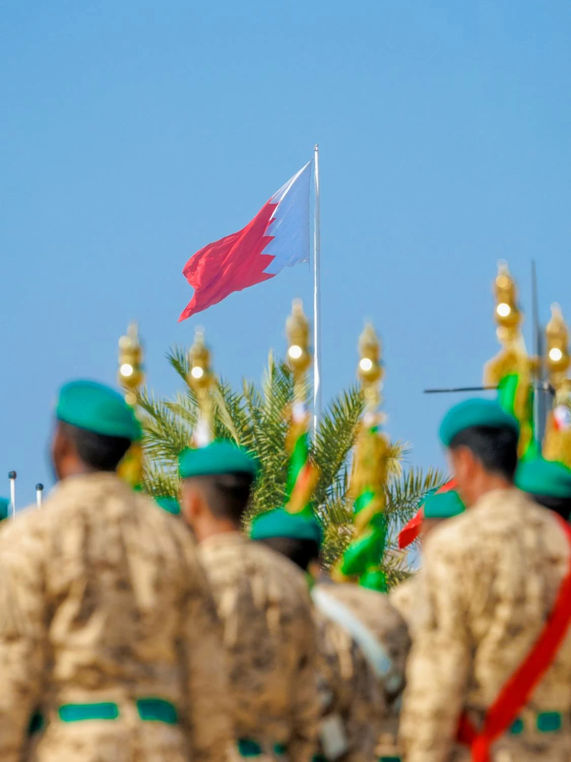 ناصر بن حمد يحضر طابور القائد للحرس الملكي