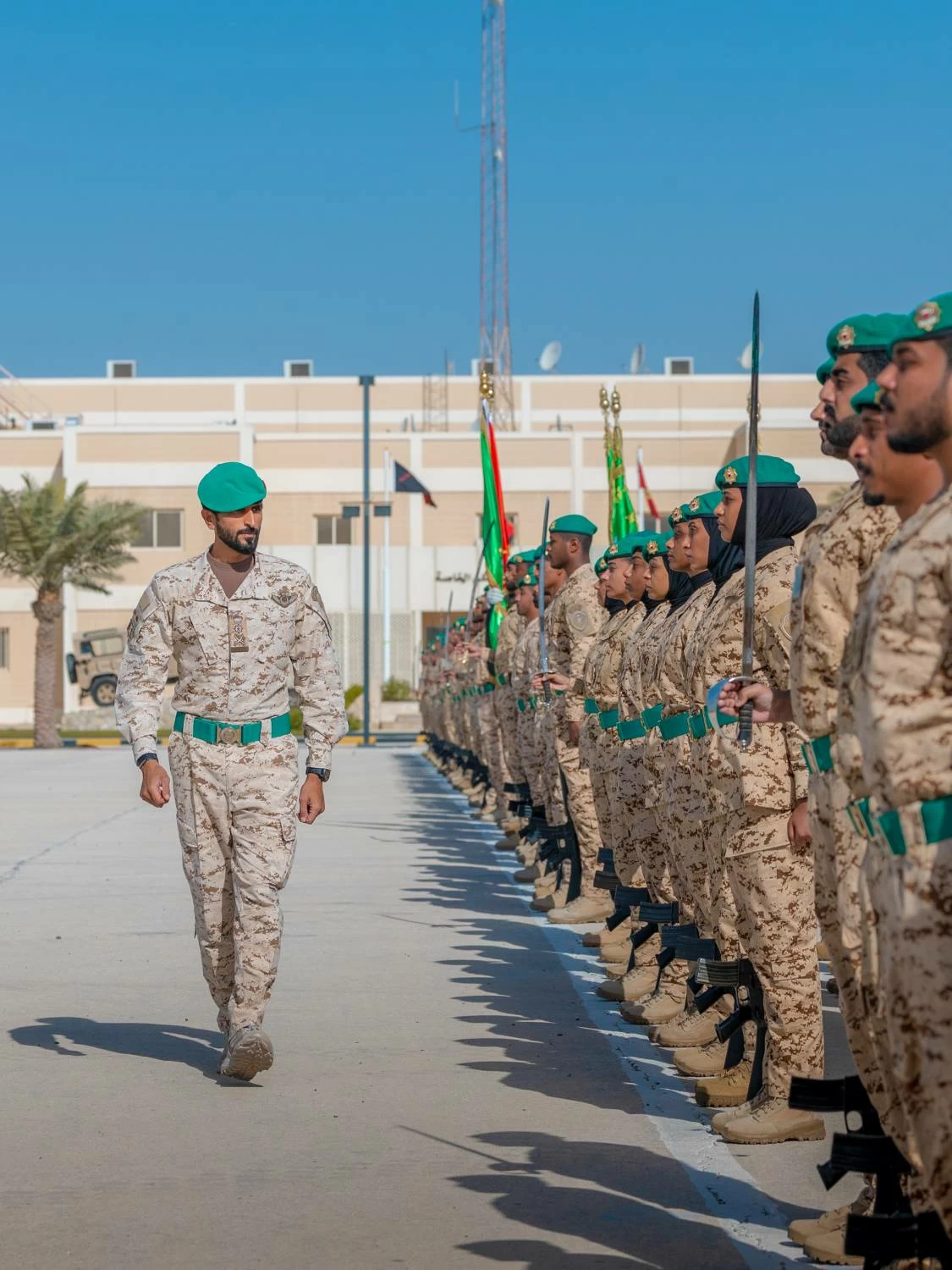 ناصر بن حمد يحضر طابور القائد للحرس الملكي