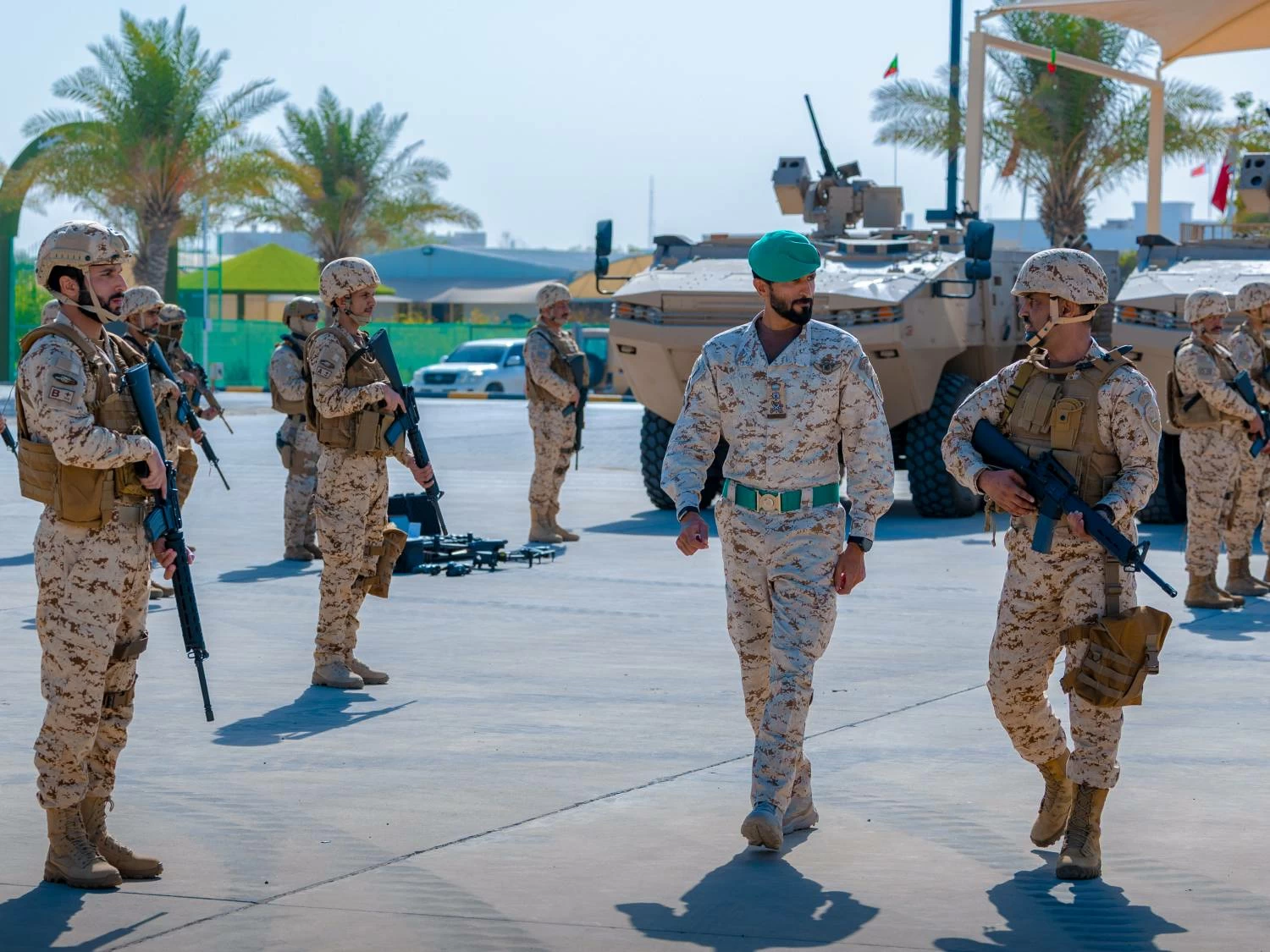 ناصر بن حمد يحضر طابور القائد للحرس الملكي