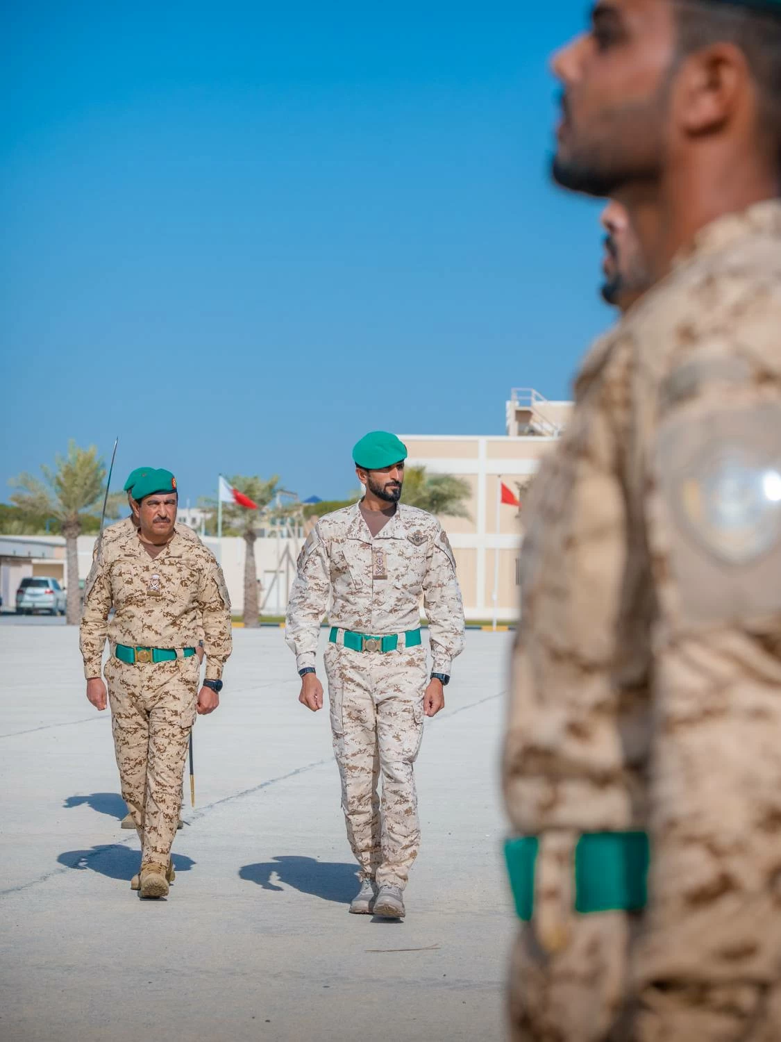 ناصر بن حمد يحضر طابور القائد للحرس الملكي