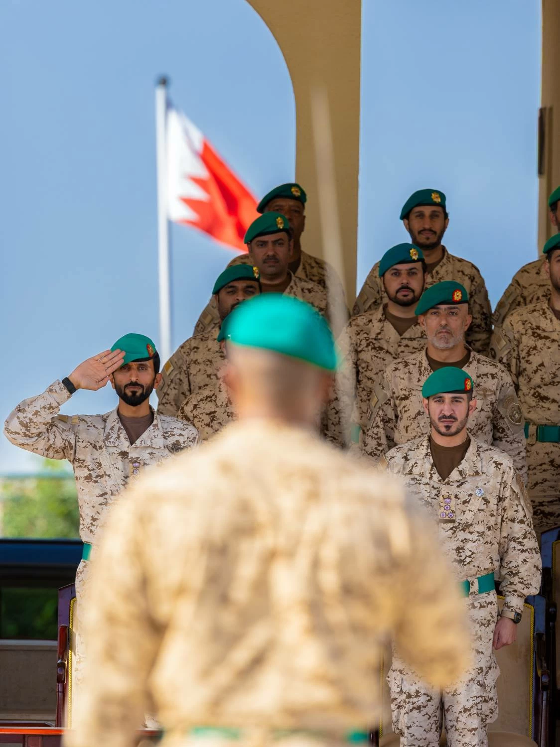 ناصر بن حمد يحضر طابور القائد للحرس الملكي