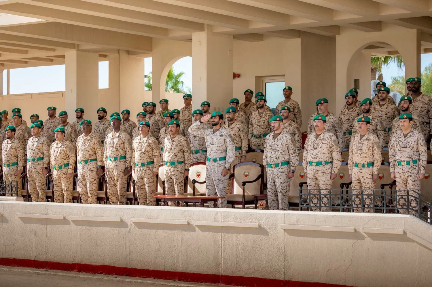 ناصر بن حمد يحضر طابور القائد للحرس الملكي