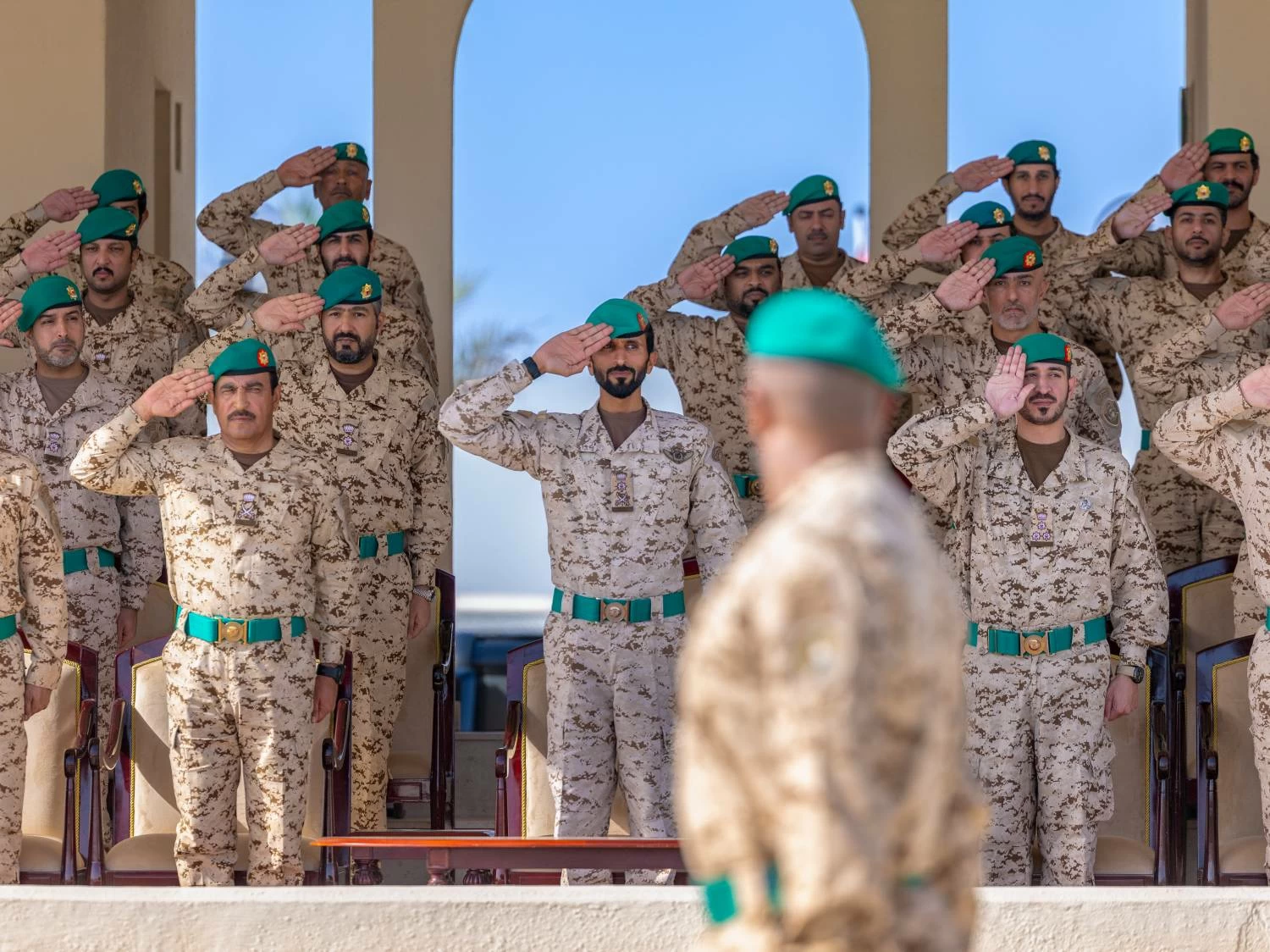 ناصر بن حمد يحضر طابور القائد للحرس الملكي