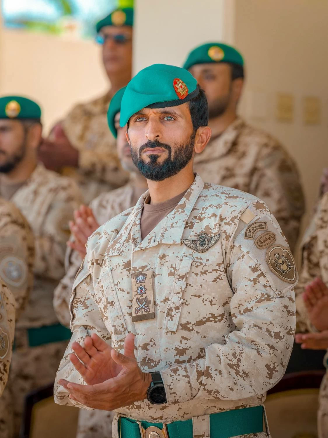 ناصر بن حمد يحضر طابور القائد للحرس الملكي