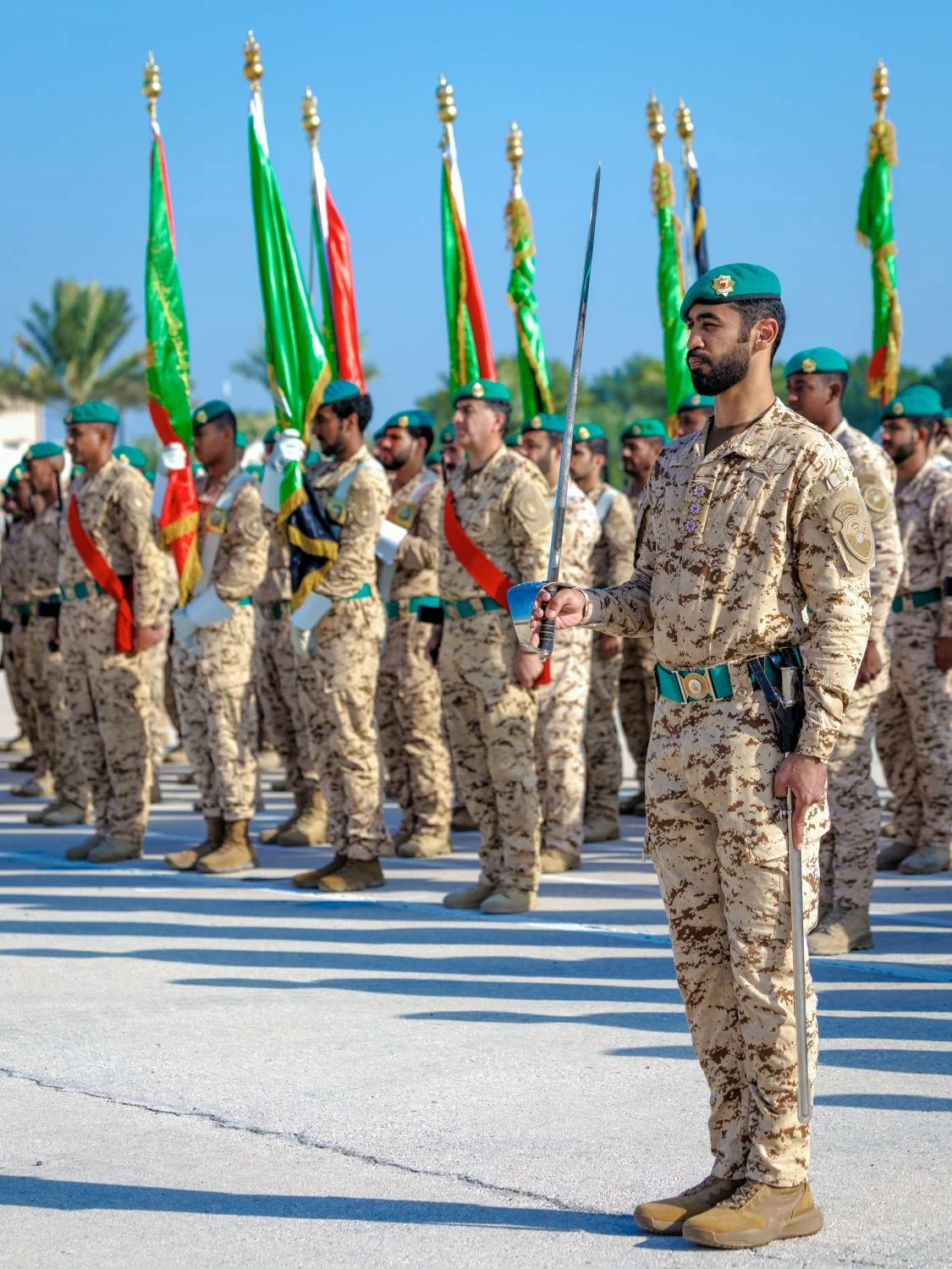 ناصر بن حمد يحضر طابور القائد للحرس الملكي