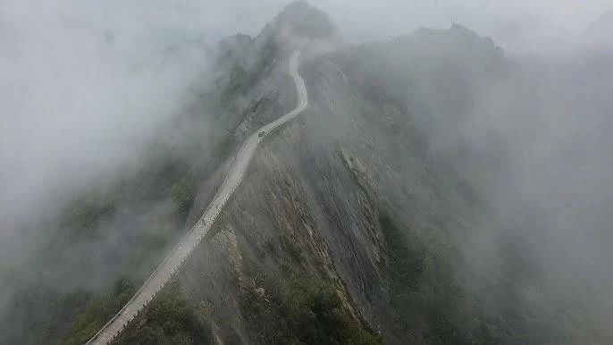 قيادة على حافة السكين.. &laquo;داوبيليانغ السماوي&raquo; الطريق الأكثر إثارة في جبال الصين (فيديو)