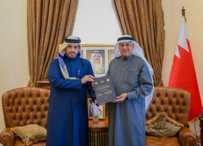 مستشار الملك لشؤون الإعلام يتسلم نسخة من رسالة الماجستير للباحث مشعل العبسي 