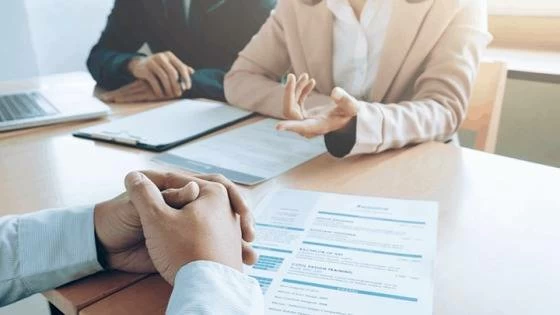 بعد 19 عاماً على التخرج.. أردني يوثق تعيينه الحكومي المتأخر بروح ساخرة 