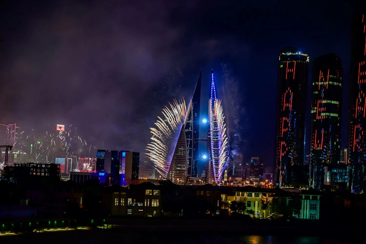 سماء خليج البحرين تتزين بالألعاب النارية احتفالًا بالعام الجديد