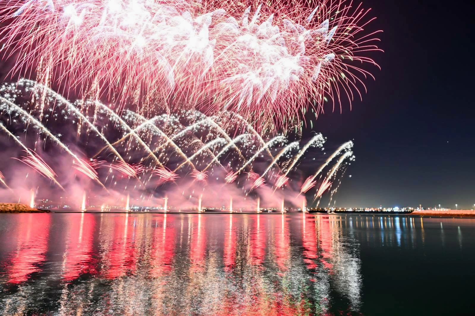 سماء خليج البحرين تتزين بالألعاب النارية احتفالًا بالعام الجديد