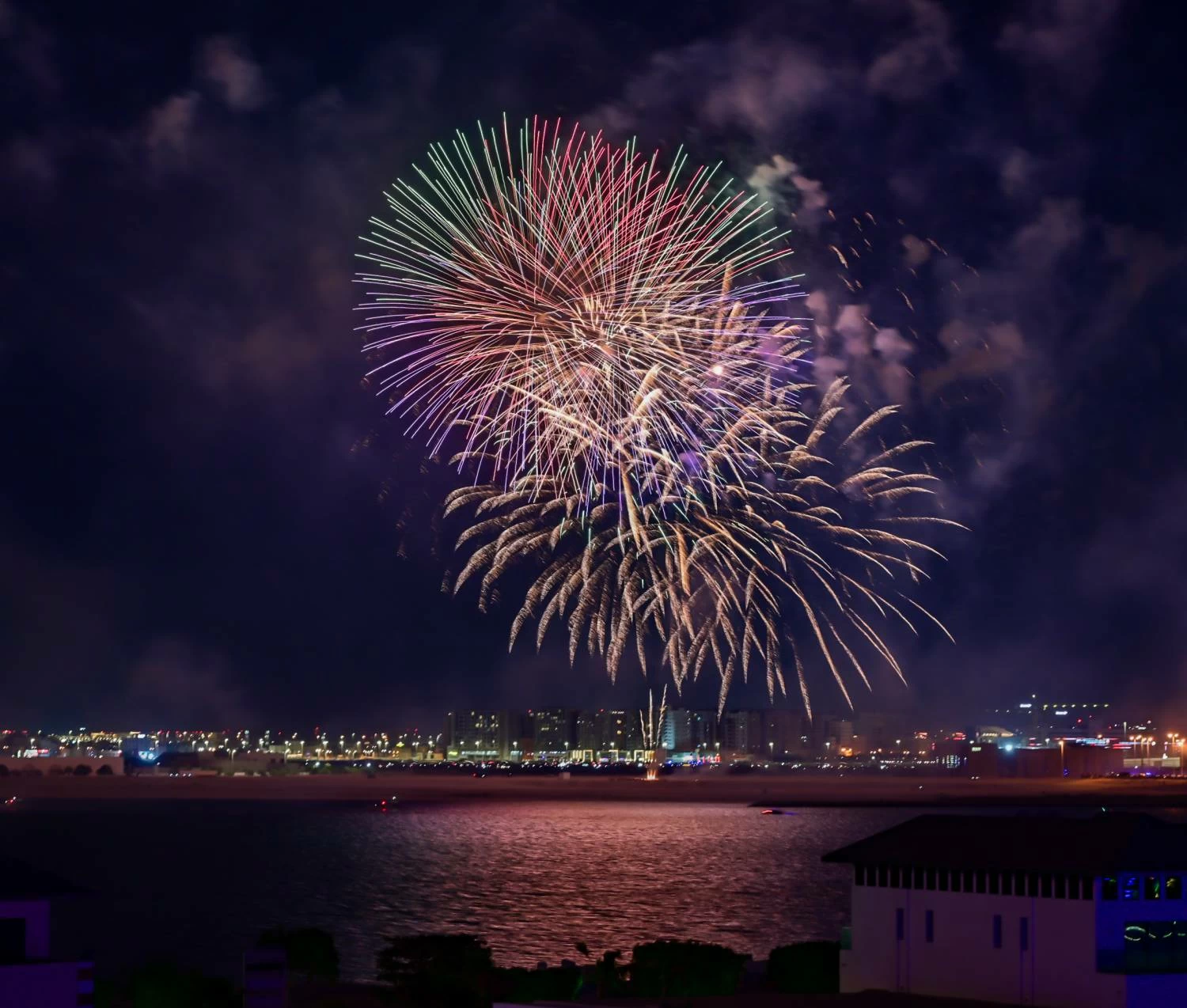 سماء خليج البحرين تتزين بالألعاب النارية احتفالًا بالعام الجديد