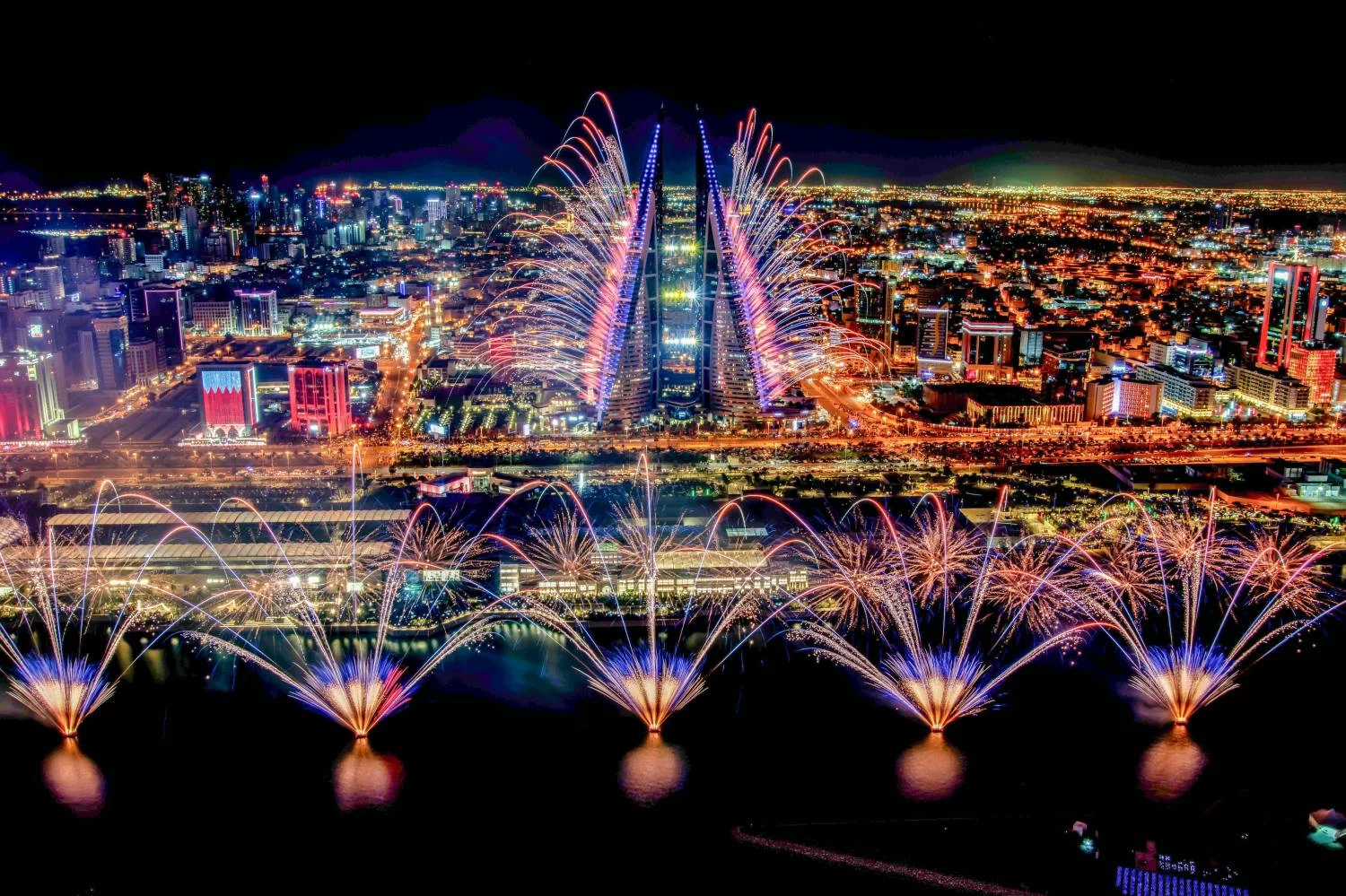 سماء خليج البحرين تتزين بالألعاب النارية احتفالًا بالعام الجديد