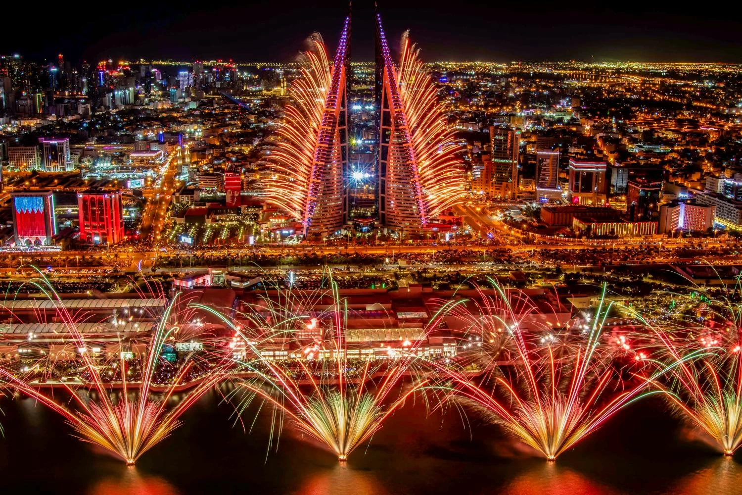 سماء خليج البحرين تتزين بالألعاب النارية احتفالًا بالعام الجديد 