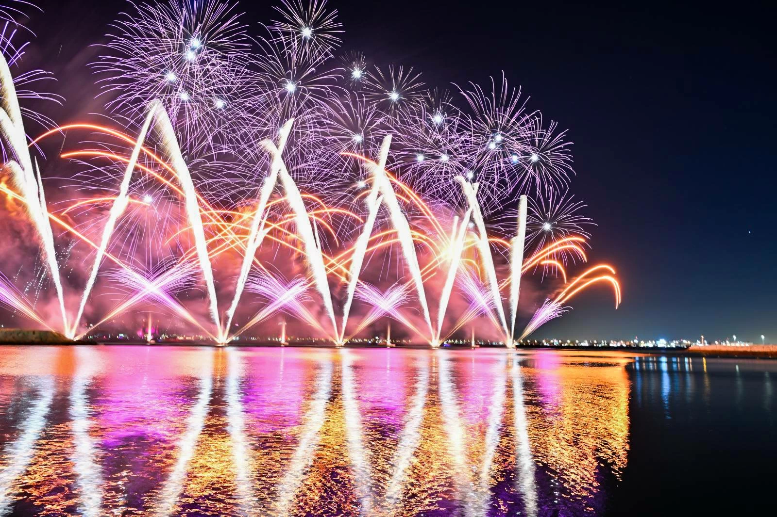 سماء خليج البحرين تتزين بالألعاب النارية احتفالًا بالعام الجديد