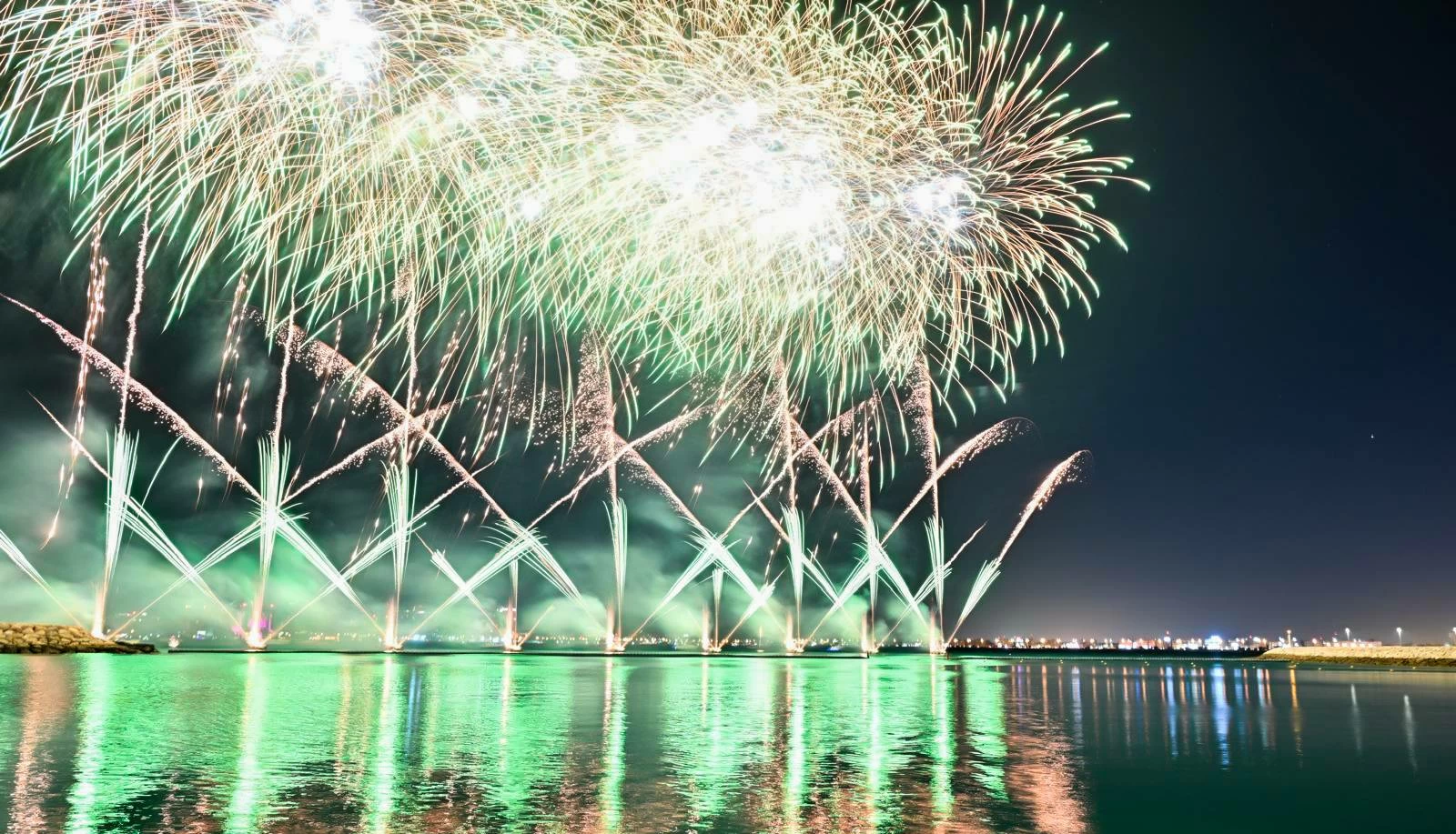 سماء خليج البحرين تتزين بالألعاب النارية احتفالًا بالعام الجديد