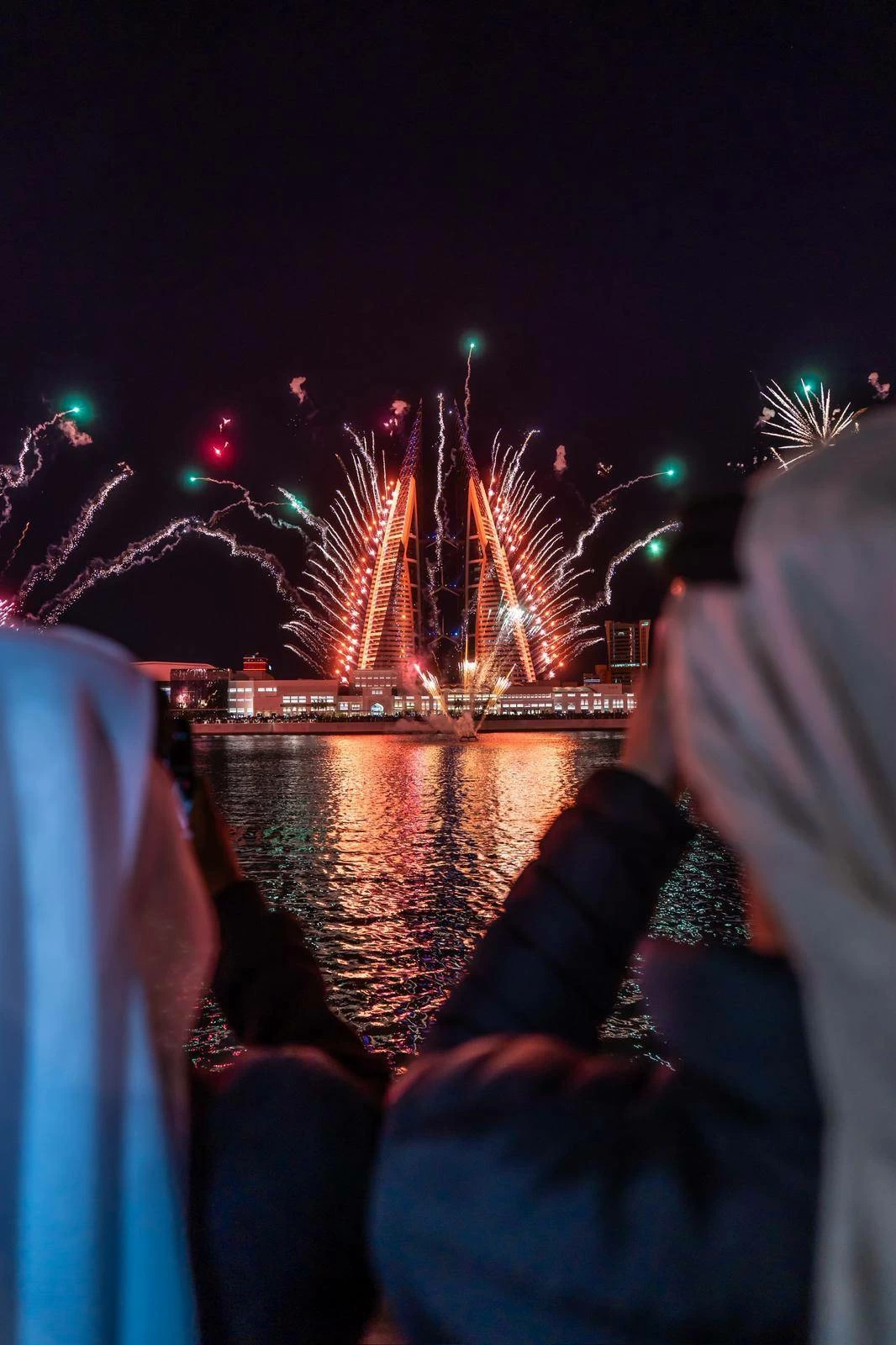 سماء خليج البحرين تتزين بالألعاب النارية احتفالًا بالعام الجديد