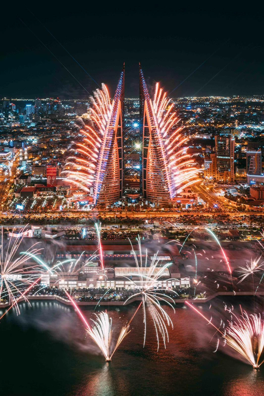 سماء خليج البحرين تتزين بالألعاب النارية احتفالًا بالعام الجديد