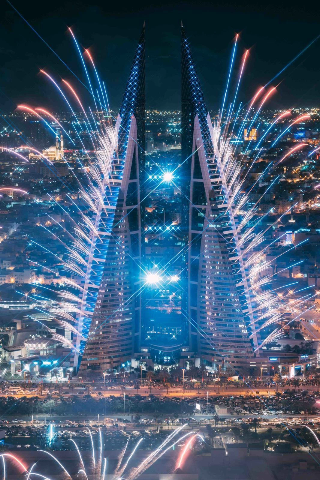 سماء خليج البحرين تتزين بالألعاب النارية احتفالًا بالعام الجديد