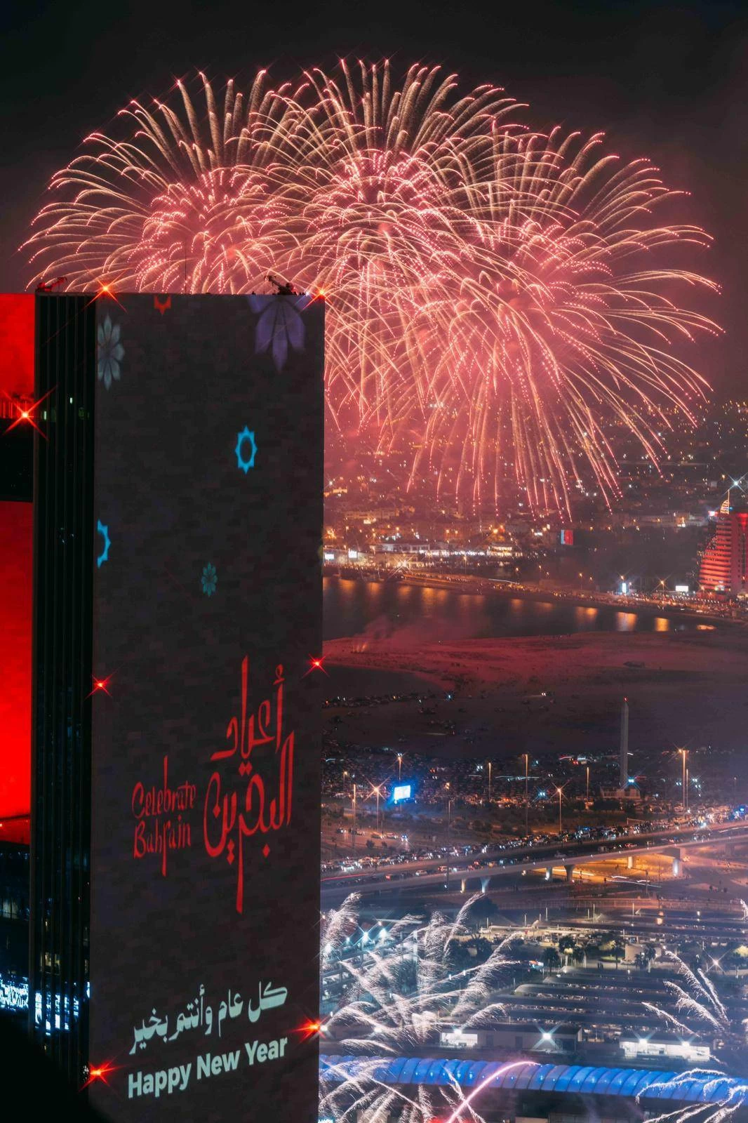 سماء خليج البحرين تتزين بالألعاب النارية احتفالًا بالعام الجديد