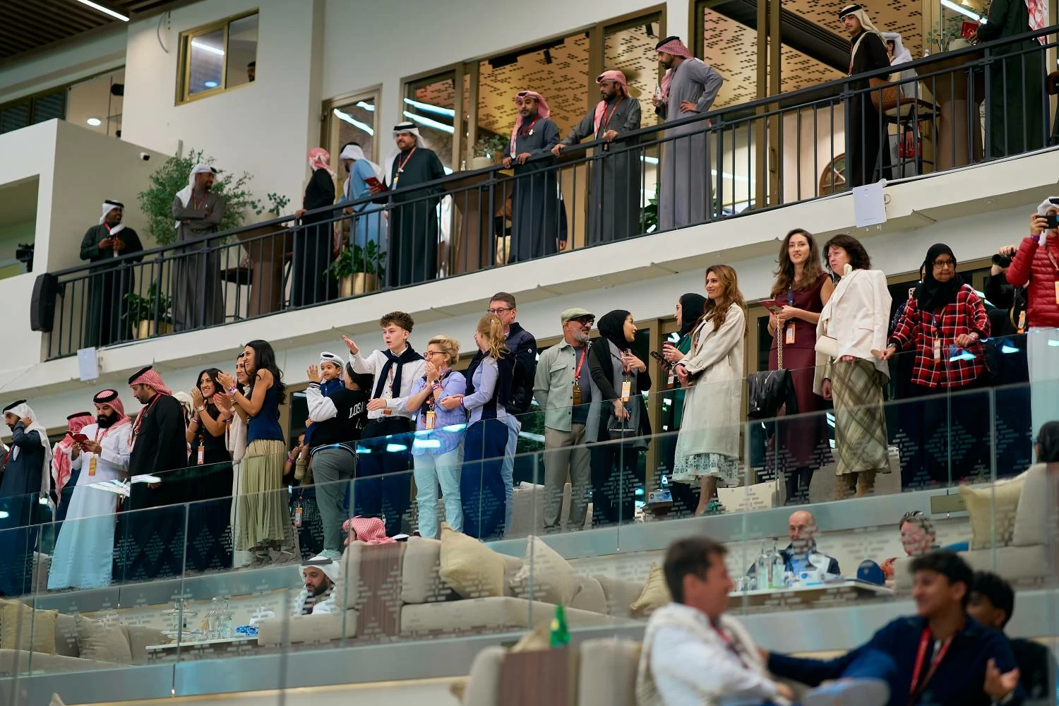 عيسى بن سلمان بن حمد يشهد الجولة الثانية لبطولة البحرين الدولية