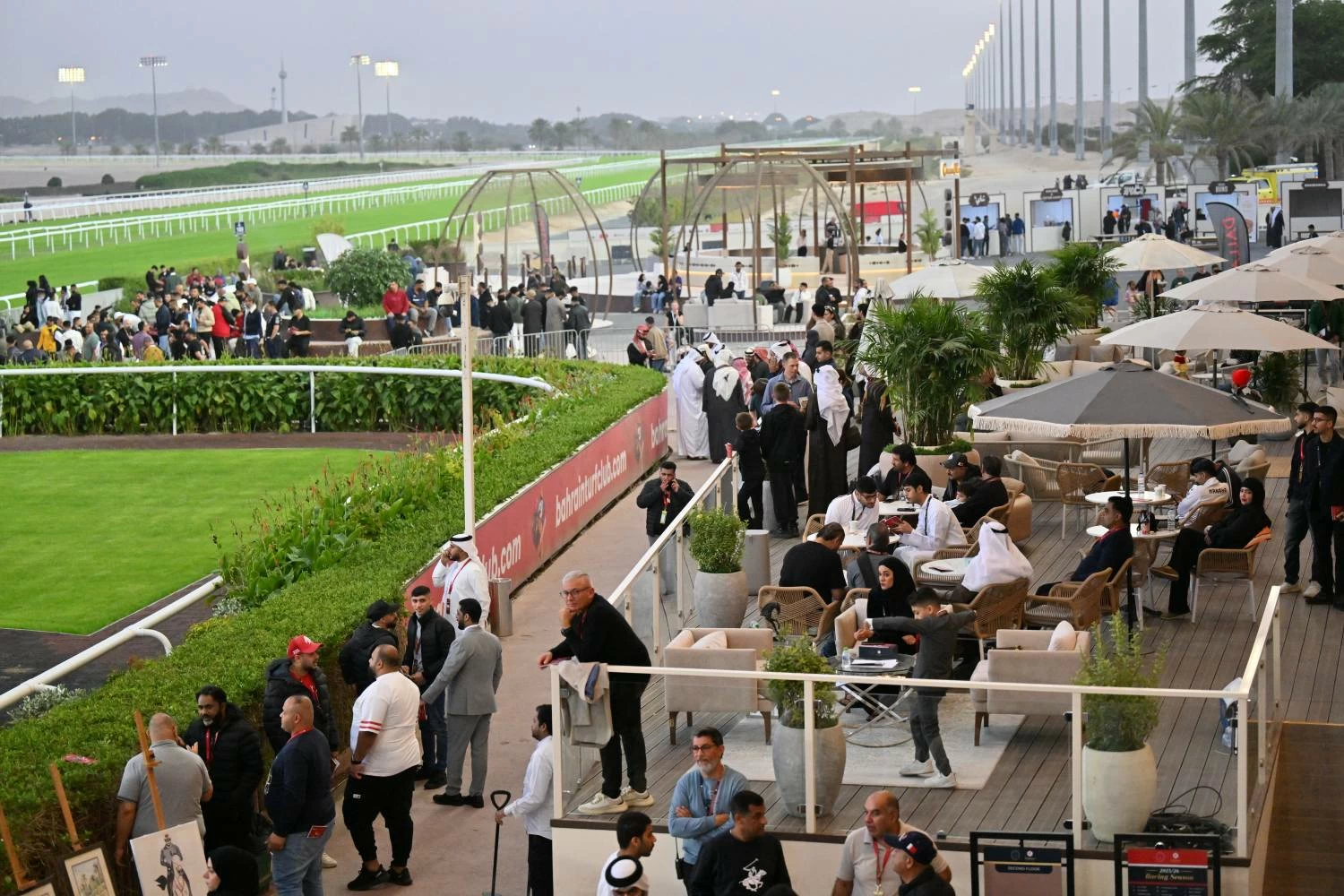 عيسى بن سلمان بن حمد يشهد الجولة الثانية لبطولة البحرين الدولية