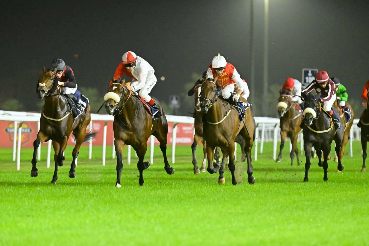 عيسى بن سلمان بن حمد يشهد الجولة الثانية لبطولة البحرين الدولية