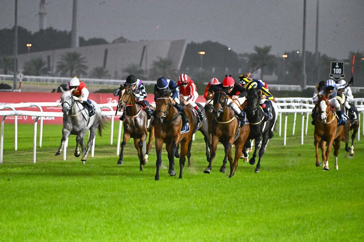 عيسى بن سلمان بن حمد يشهد الجولة الثانية لبطولة البحرين الدولية