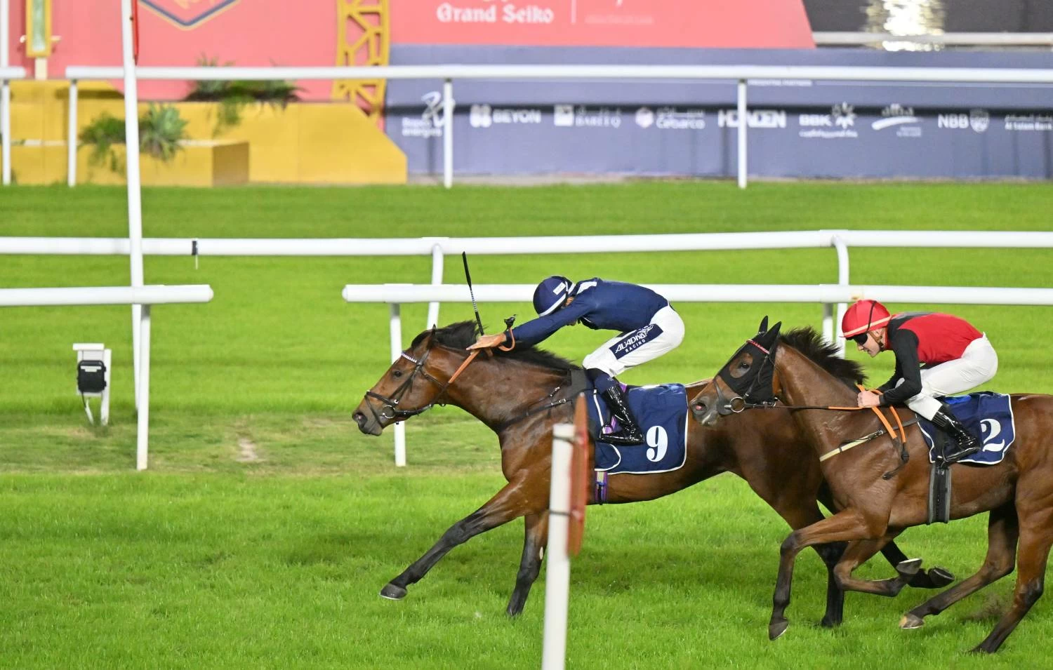 عيسى بن سلمان بن حمد يشهد الجولة الثانية لبطولة البحرين الدولية