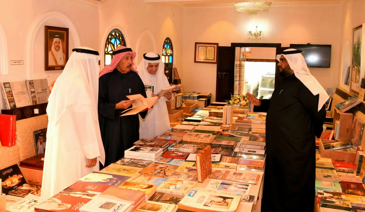 محافظ المحرق يفتتح معرض الكتاب الثاني بدار العمامرة ويشيد بجهود القائمين عليه 