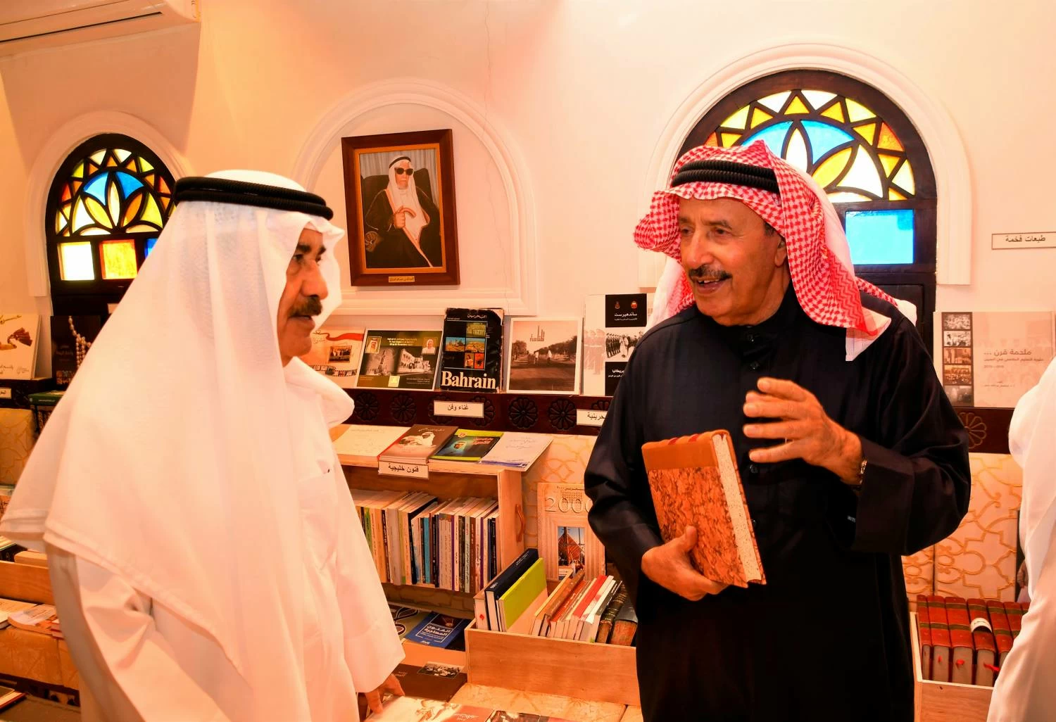 محافظ المحرق يفتتح معرض الكتاب الثاني بدار العمامرة ويشيد بجهود القائمين عليه