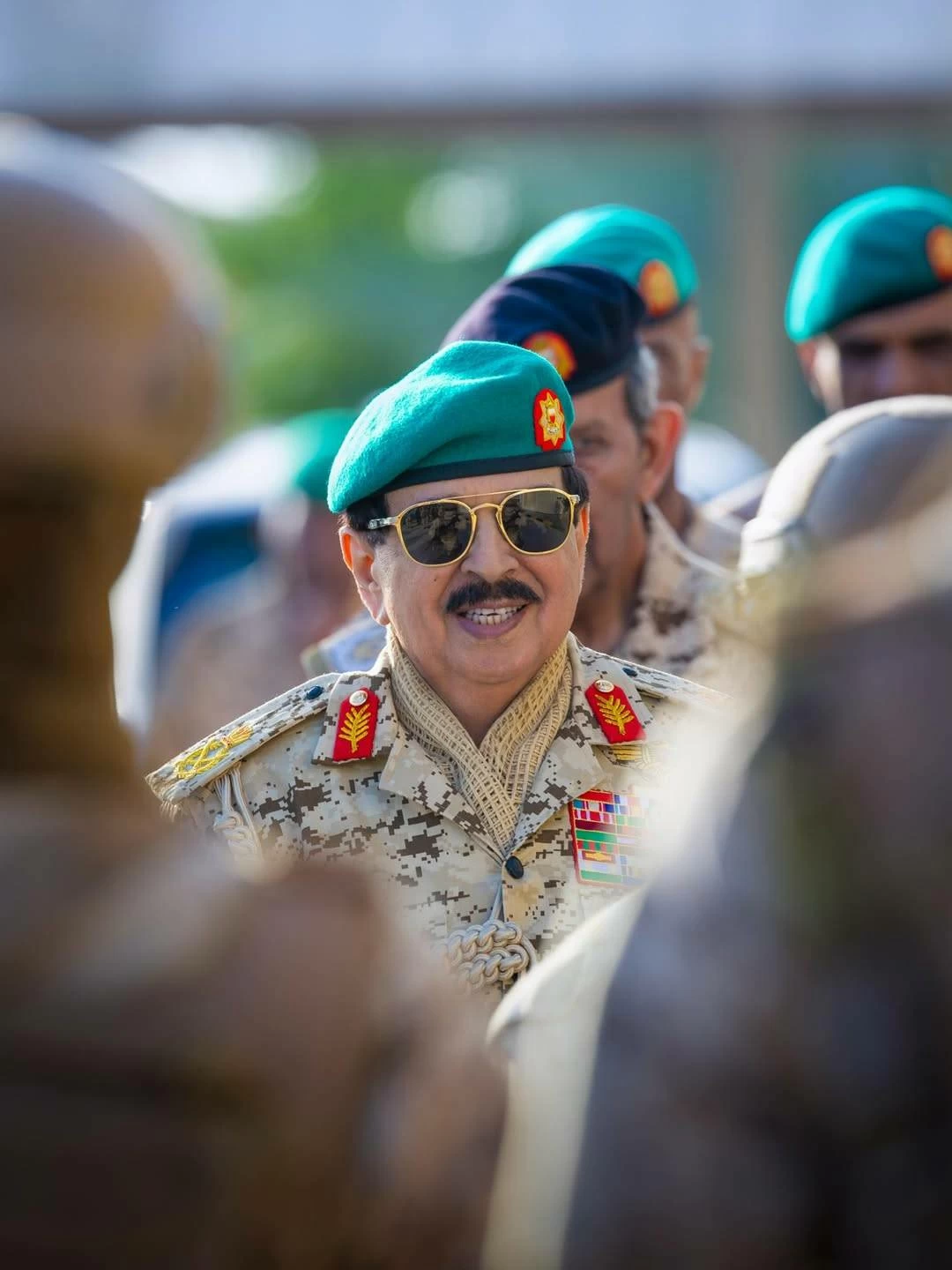 ناصر بن حمد يشارك صورة لصاحب الجلالة خلال زيارته للحرس الملكي