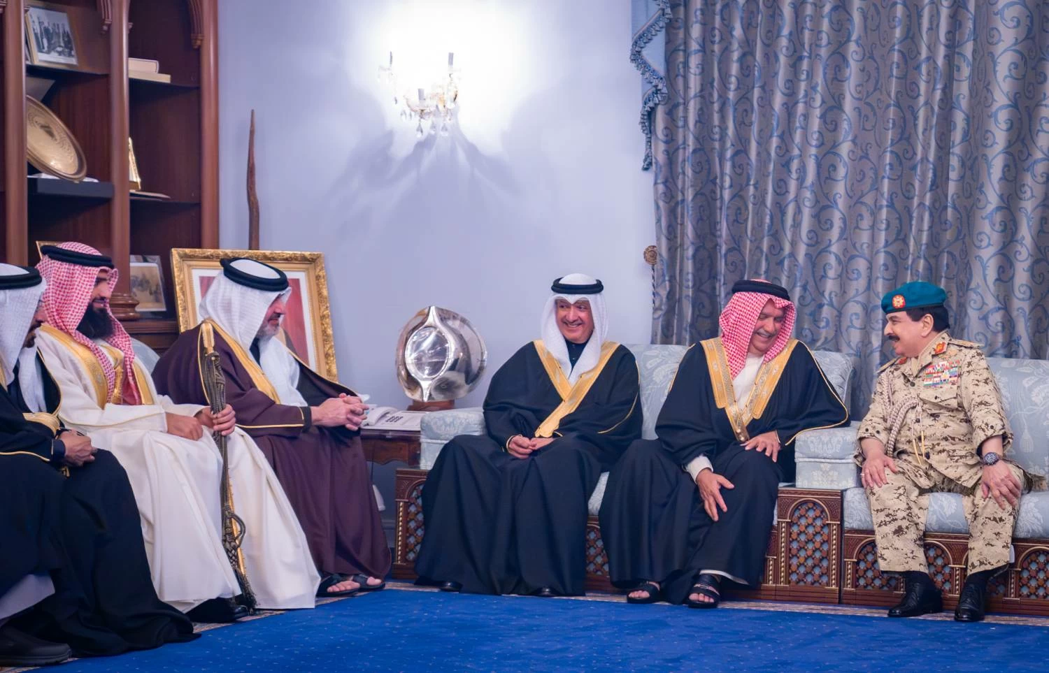 الملك يُشرّف حفل زواج الشيخ محمد بن حمد بن محمد بن سلمان آل خليفة