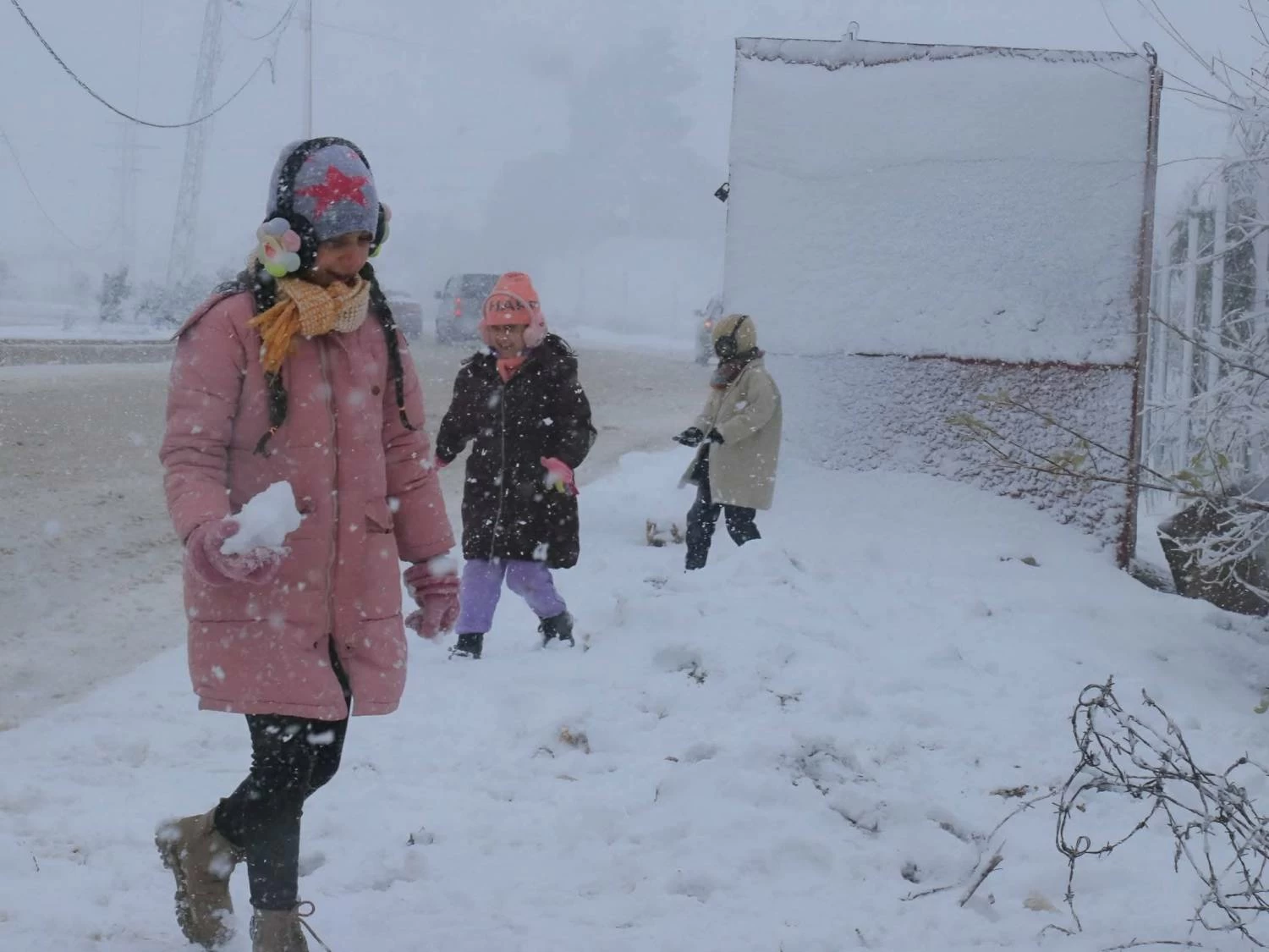 فرق الإنقاذ تكافح لفتح طرق أغلقتها الثلوج في سوريا (فيديو وصور)