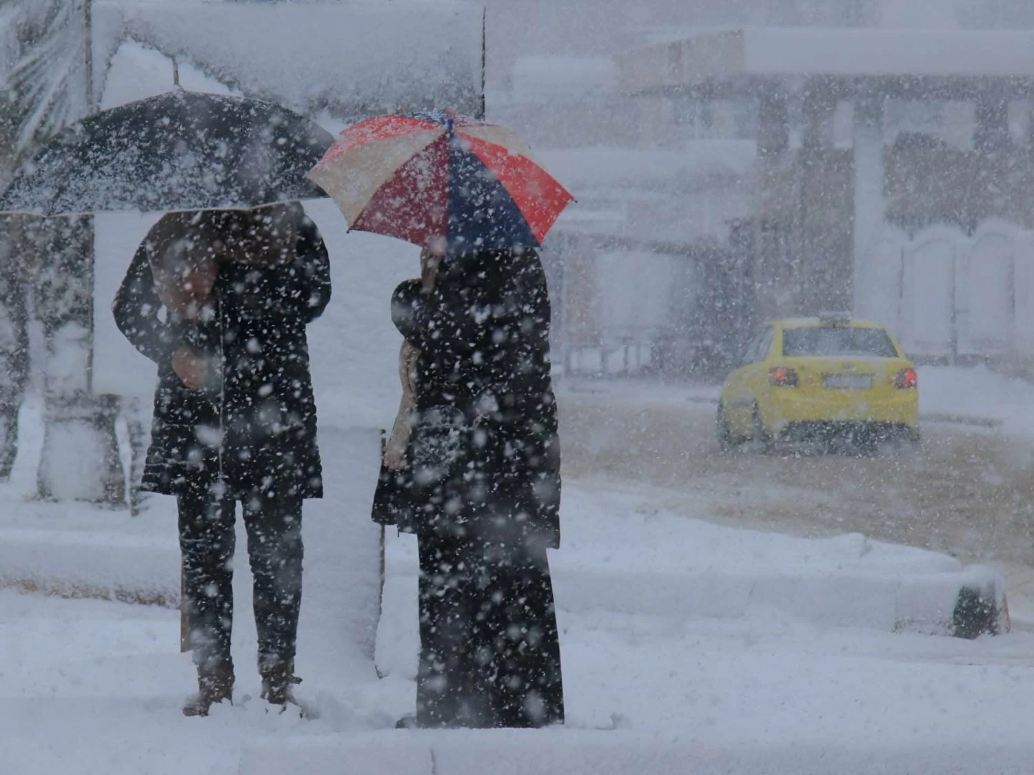 فرق الإنقاذ تكافح لفتح طرق أغلقتها الثلوج في سوريا (فيديو وصور)