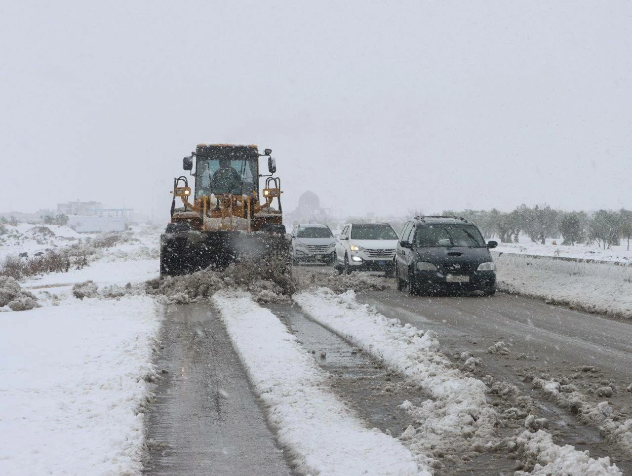فرق الإنقاذ تكافح لفتح طرق أغلقتها الثلوج في سوريا (فيديو وصور)