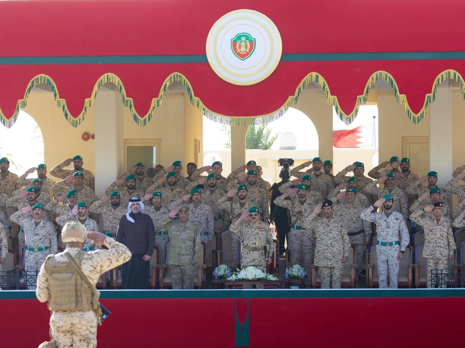 الملك القائد الأعلى للقوات المسلحة يزور الحرس الملكي بقوة دفاع البحرين