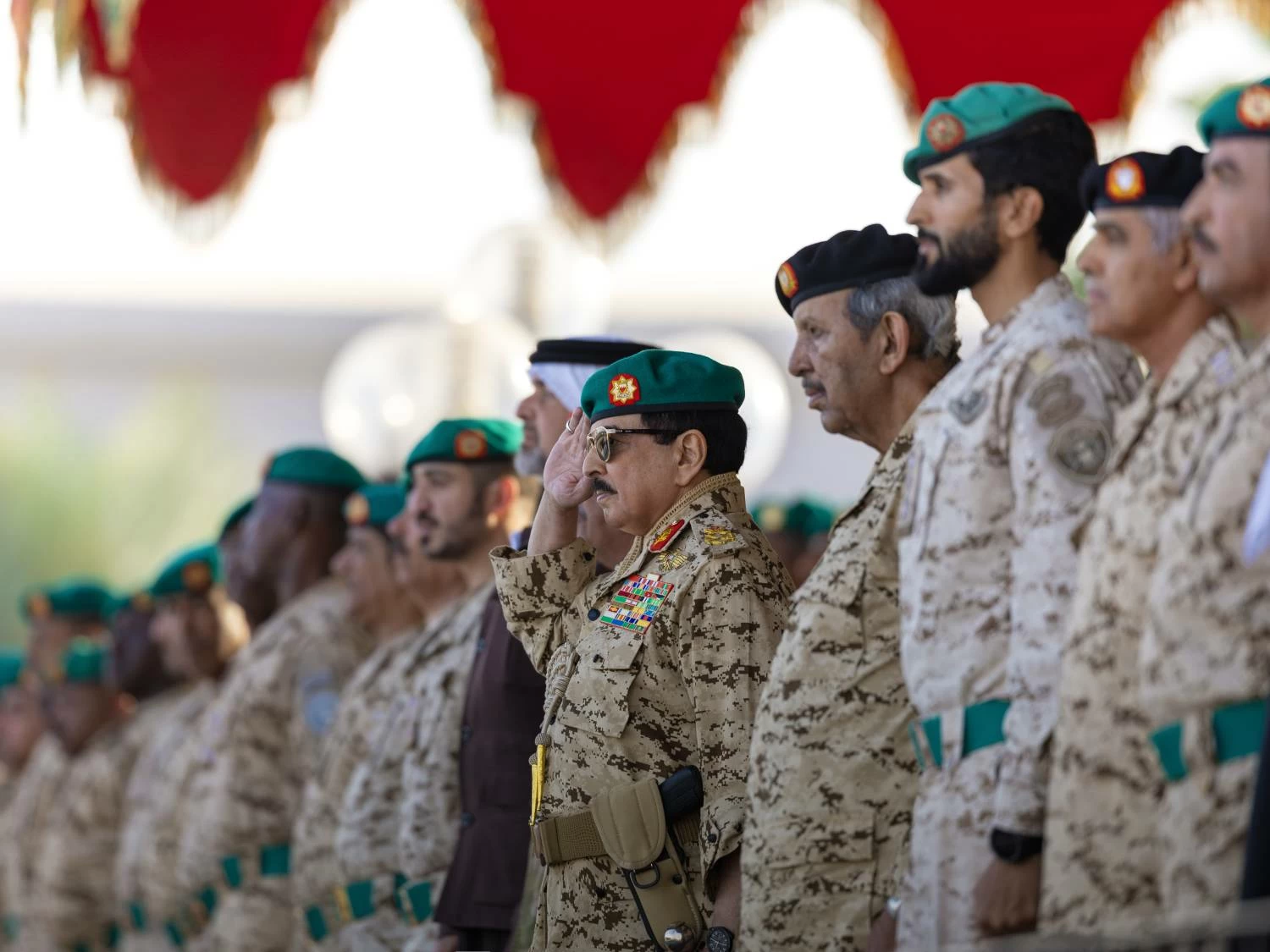 الملك القائد الأعلى للقوات المسلحة يزور الحرس الملكي بقوة دفاع البحرين